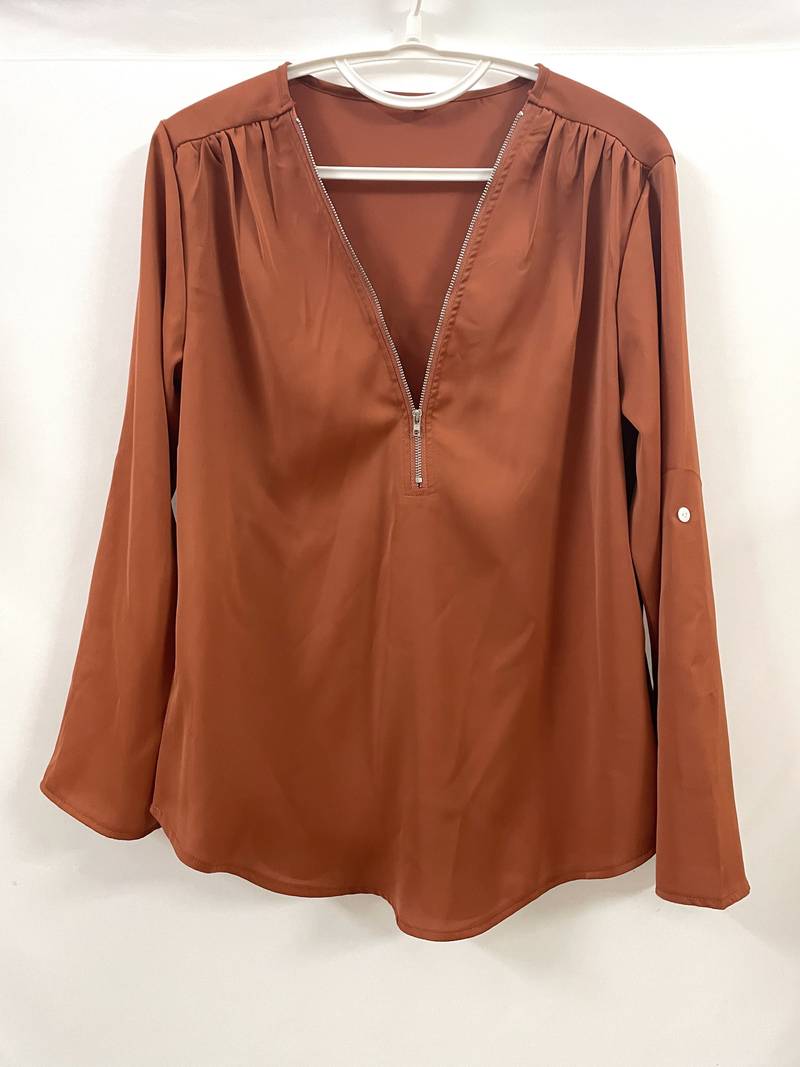 Belezza – casual, ruffled blouse with roll-up sleeves and half zip