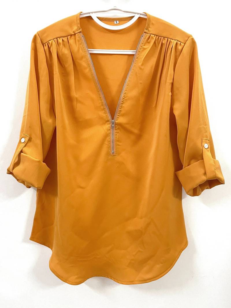 Belezza – casual, ruffled blouse with roll-up sleeves and half zip