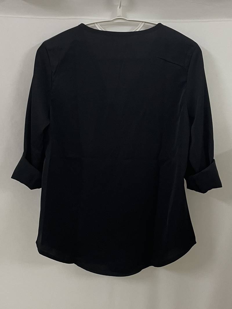 Belezza – casual, ruffled blouse with roll-up sleeves and half zip