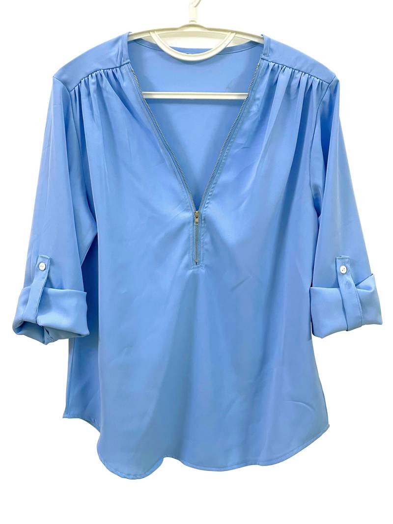 Belezza – casual, ruffled blouse with roll-up sleeves and half zip